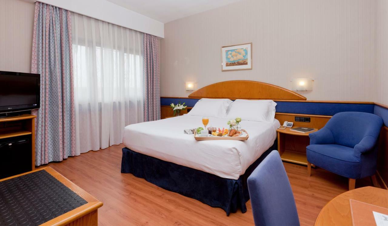 Agumar Hotel Madrid Exterior photo Room at the hotel